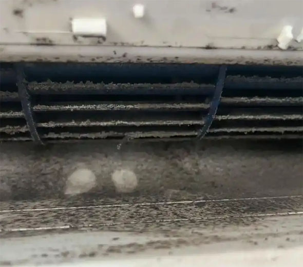 下花园空调吹的风有股烧焦味是怎么回事